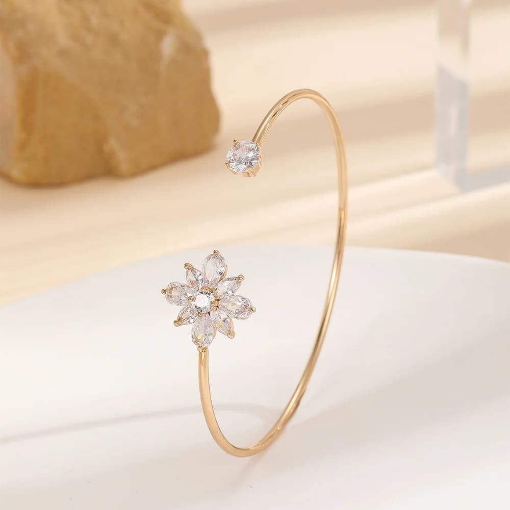 Light Luxury Style Hot-selling Small Daisy Flower Zircon Bracelet with Niche and High-end Design As A Gift for Friends