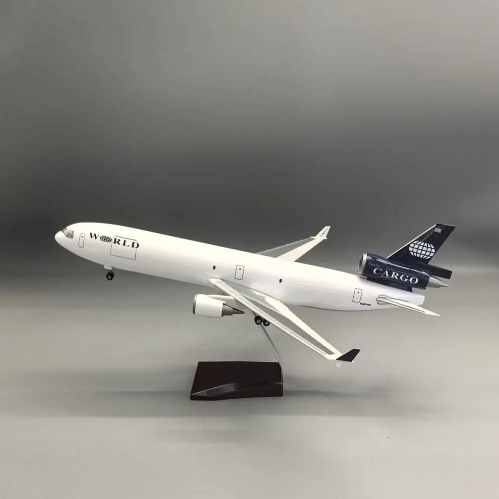 Modellino in Scala 1/130 dell'Aereo World Cargo MD-11, Kit in Resina Pressofusa con Supporto e Ruote per Collezioni ed Esposizioni