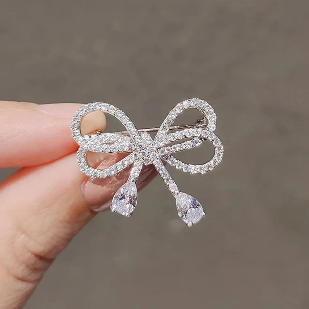 Eleganti spille con gocce d'acqua Bowknot Spilla con fibbia per ragazza Gioielli da sposa con fiocco in cristallo CZ lucido per la festa nuziale