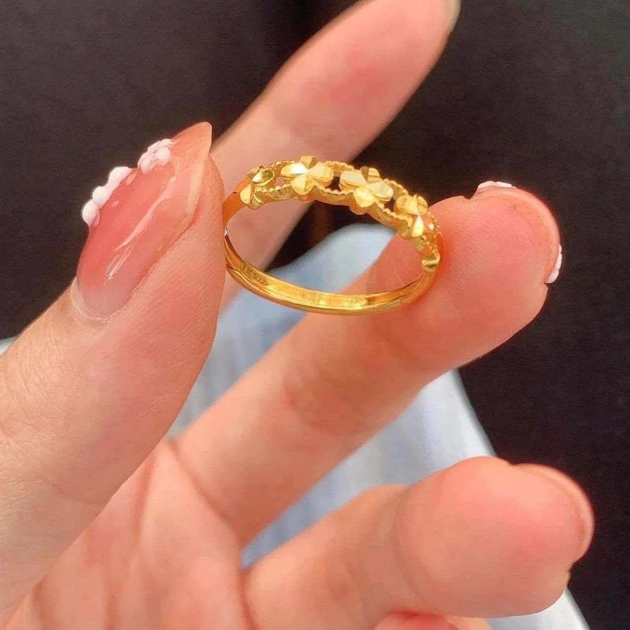 Anello con quadrifoglio cavo dell'Anno del Serpente, anello da donna di lusso discreto, design di alta gamma, anello semplice, versatile, per l'indice, dal tocco raffinato.