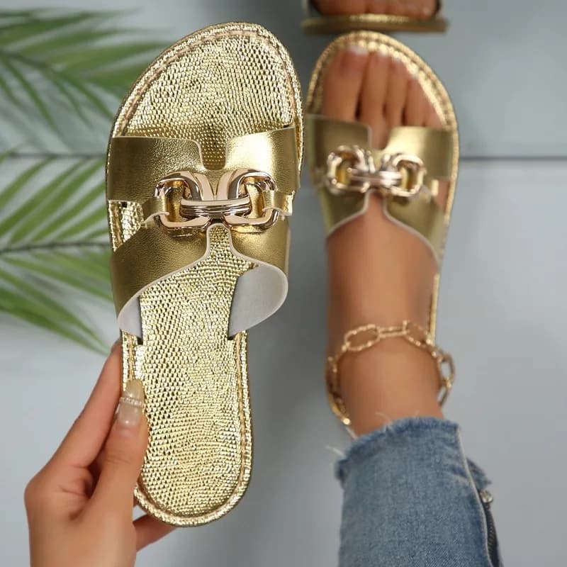 Sandali piatti da donna 2026 estivi, nuovi, alla moda, con punta tonda e aperta, decorazioni in metallo, casual e comodi