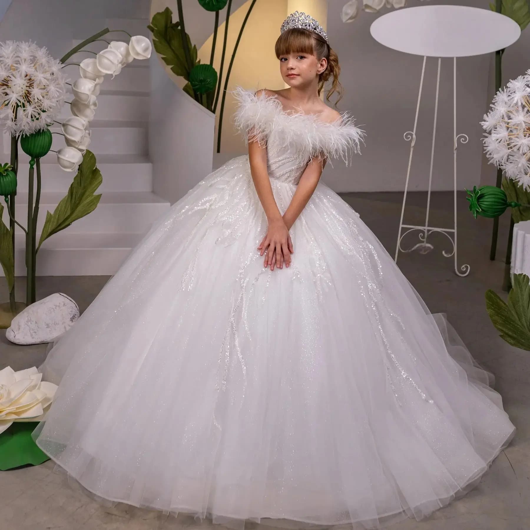 Abiti da damigella d'onore di lusso con piume per matrimonio, abito da ballo bianco personalizzato, abiti da principessa per bambina, abito per la prima comunione