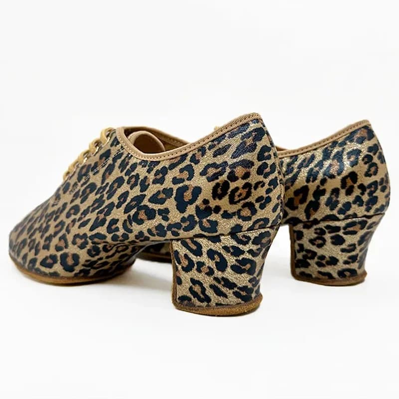 Nuove scarpe da ballo jazz con stampa leopardata, scarpe da ballo latino per donna, suola morbida con lacci, tacco alto 5,5 cm Sasha per donne e ragazze