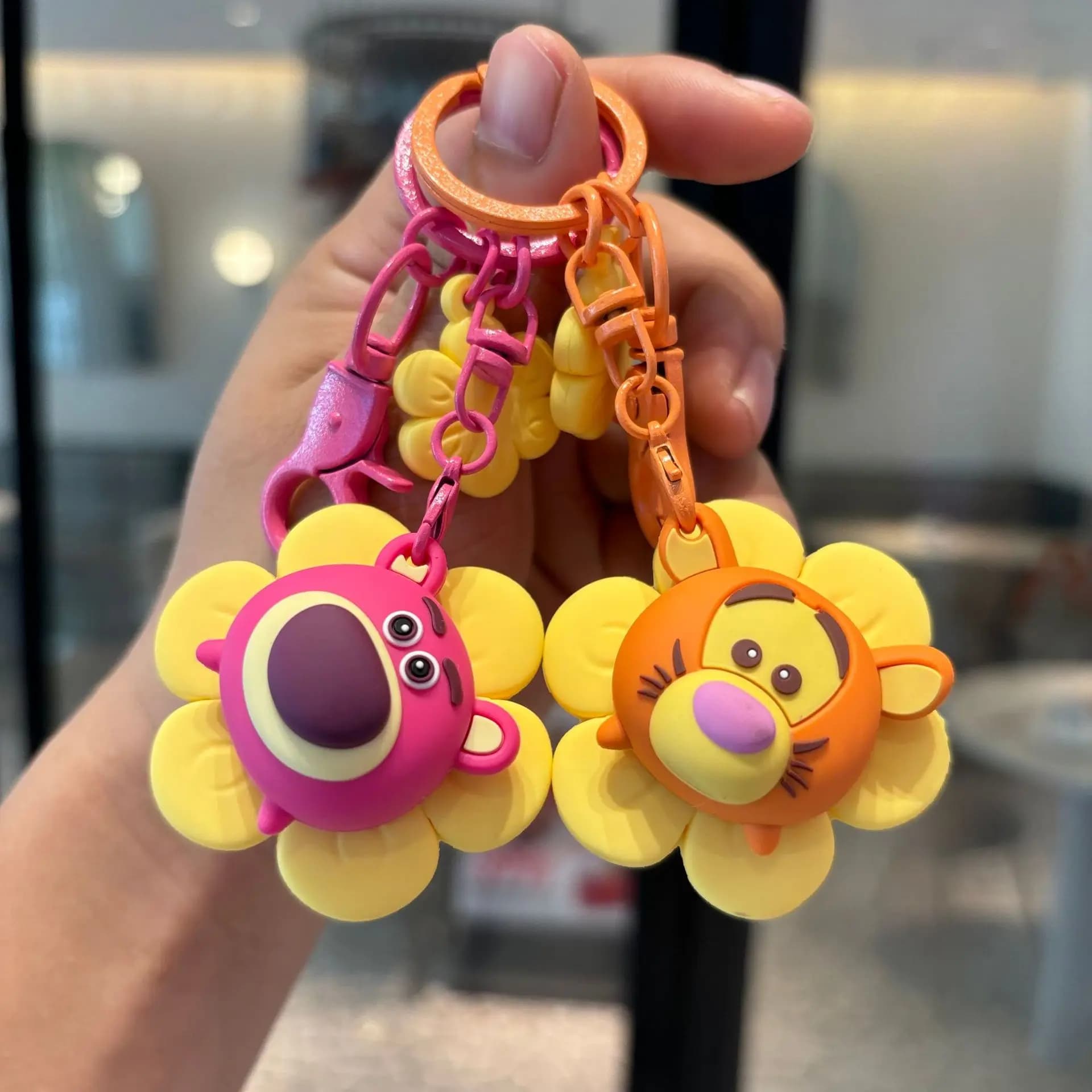 Portachiavi Telescopico con Orsetto Cartoon, Mostro a Tre Occhi, Tigger, Girasole e Ciondolo Rotante a Cerchio - Regalo Carino e Squisito