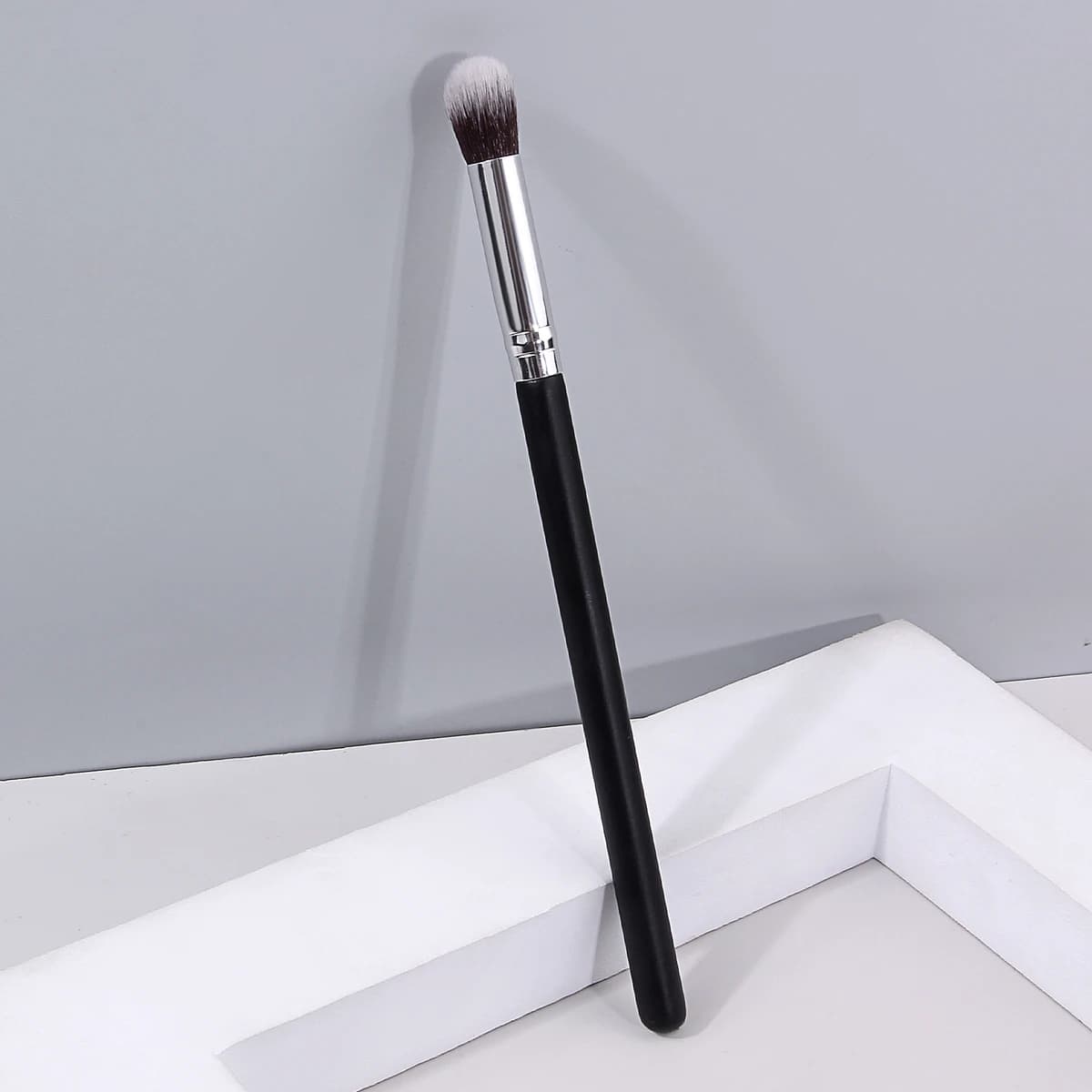 Novice makeup brushes - concealer brush, eyeshadow brush, highlighter brush, contour brush. Women's facial makeup tools
