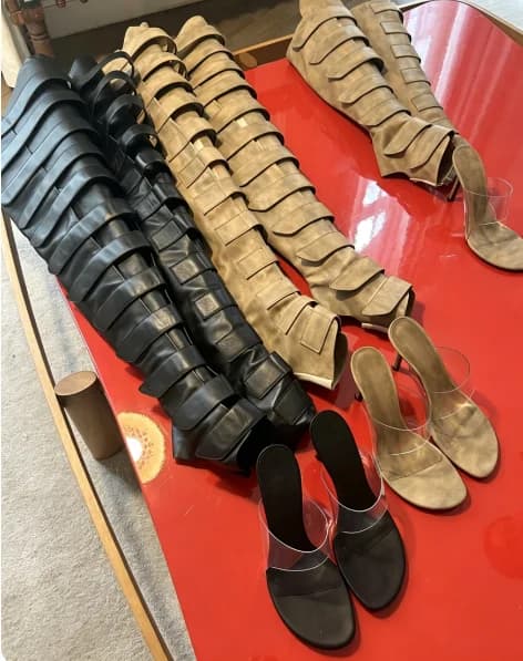Sandali con tacco a spillo e plateau in PVC a punta aperta, con cinturini multipli e gambale alto al ginocchio, stile cool per l'estate