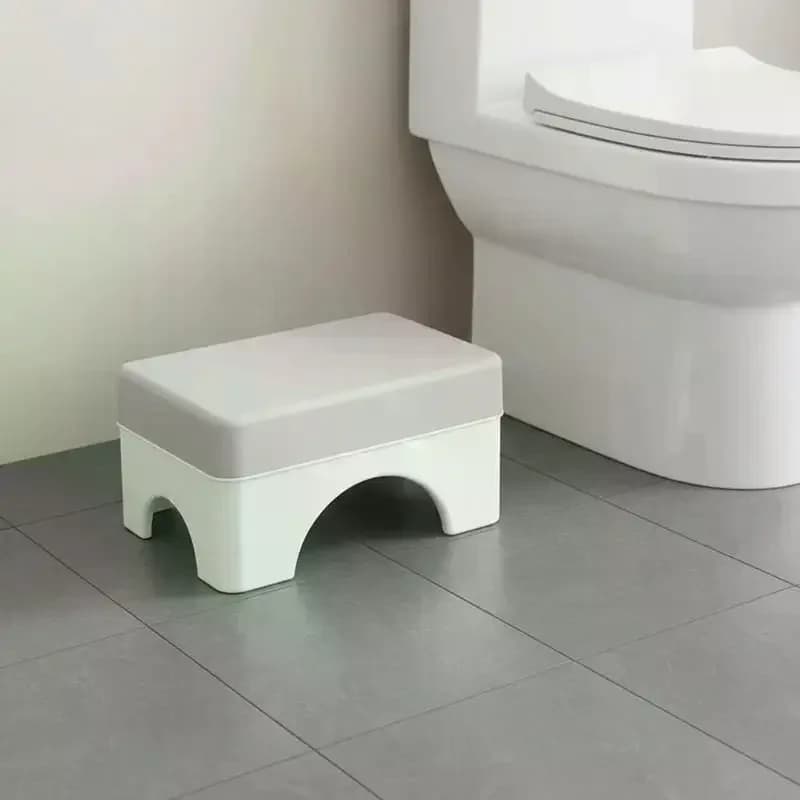 Poggiapiedi ergonomico in PP per scrivania da ufficio. Si adatta sotto la scrivania, utilizzabile al lavoro, sul divano e in studio. Comodo e salvaspazio.