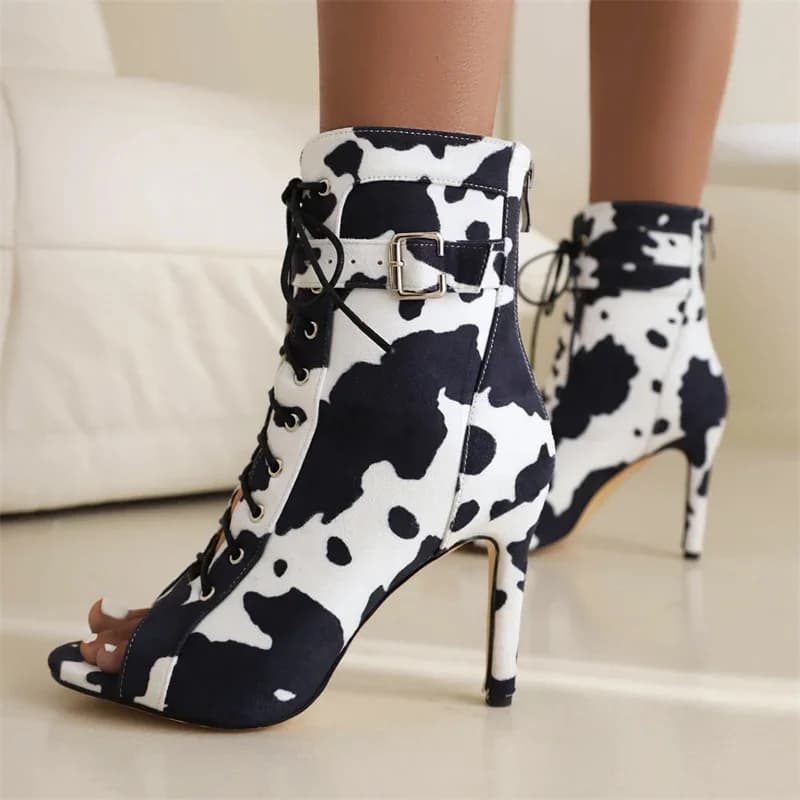 YMECHIC 2025 Stivaletti da ballo latino leopardati estivi per donna Scarpe da ballo con tacco alto a spillo con punta aperta per donna Mucca da latte