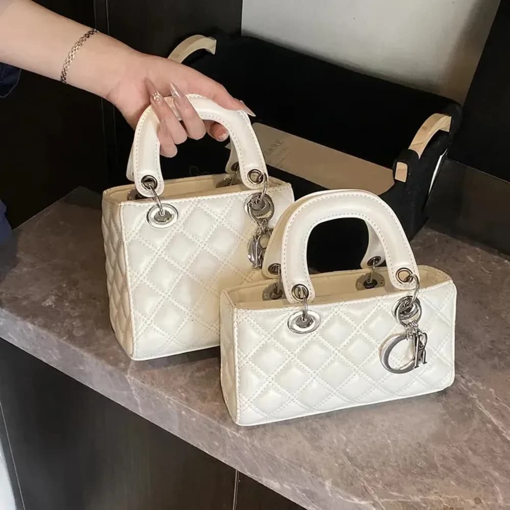 Borsa Trapuntata Ricamata da Donna, Stile Principessa Diana, Taglie Grande e Piccola, Nuova Borsa a Mano Semplice e alla Moda per Pendolari 2026 b8