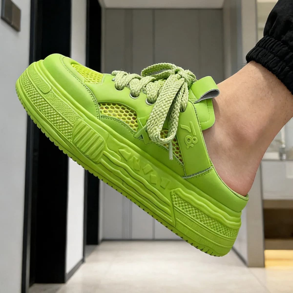 Scarpe da uomo bianche alla moda estive 2026: nuove sneakers casual traspiranti in mesh con suola spessa e rialzata