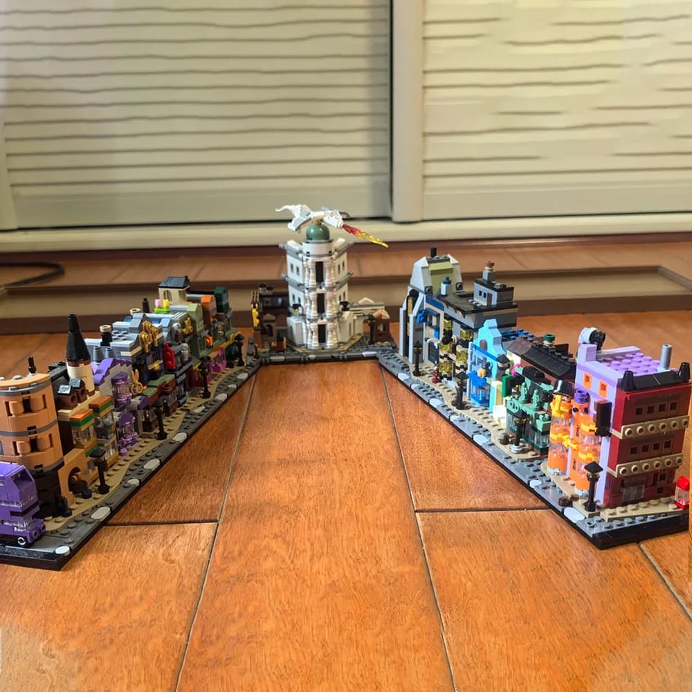 Diagon Alley Wizarding Shops Building Blocks Modello 2750PCS Mattoni Compatibile 76444 Decorazione da scrivania Set di assemblaggio Giocattolo Regalo per il capretto