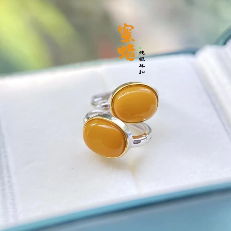 Orecchio in cera d'api gialla grassa di pollo naturale attraverso il corpo Orecchini con superficie intarsiata in argento sterling S925