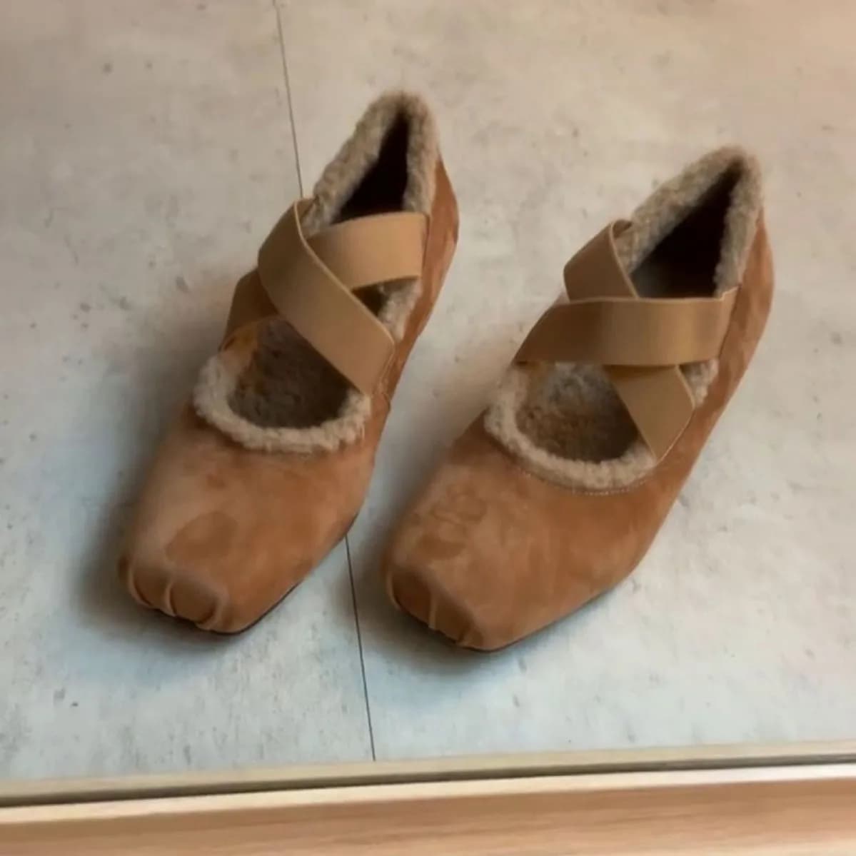Scarpe basse da donna in pelle scamosciata incrociata con punta quadrata Mary Jane Scarpe da donna con mocassini a bocca bassa con isolamento in peluche per il massimo comfort