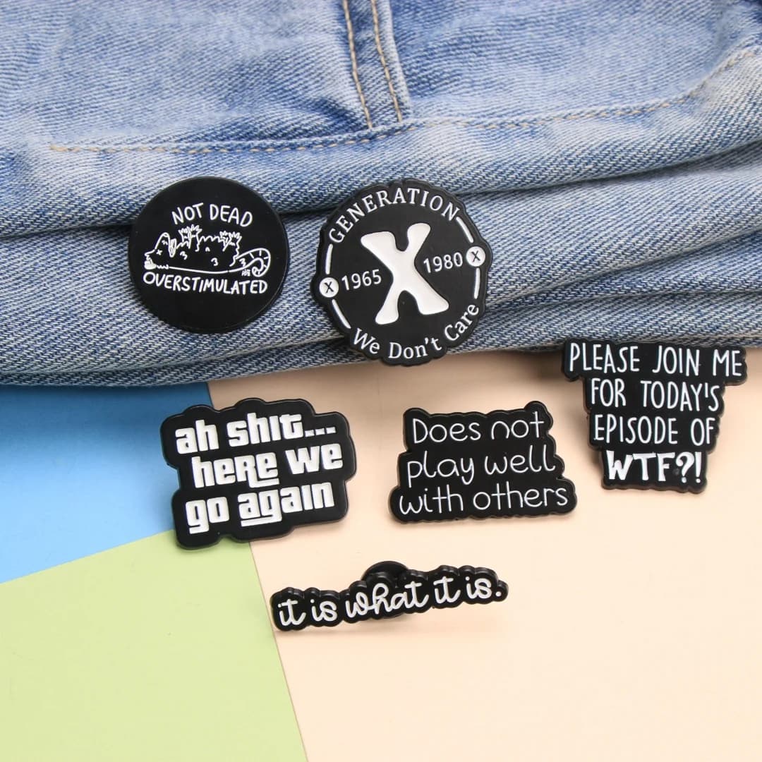Set di spille smaltate oversize Not Dead - Distintivi da bavero con slogan punk per regali di gioielli fai da te per zaini e giacche