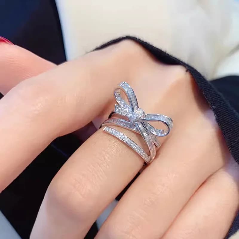 2026 Nuovo anello di lusso leggero con zirconi con fiocco a farfalla intarsiato micro di lusso personalizzato, gioielli scintillanti personalizzati di fascia alta