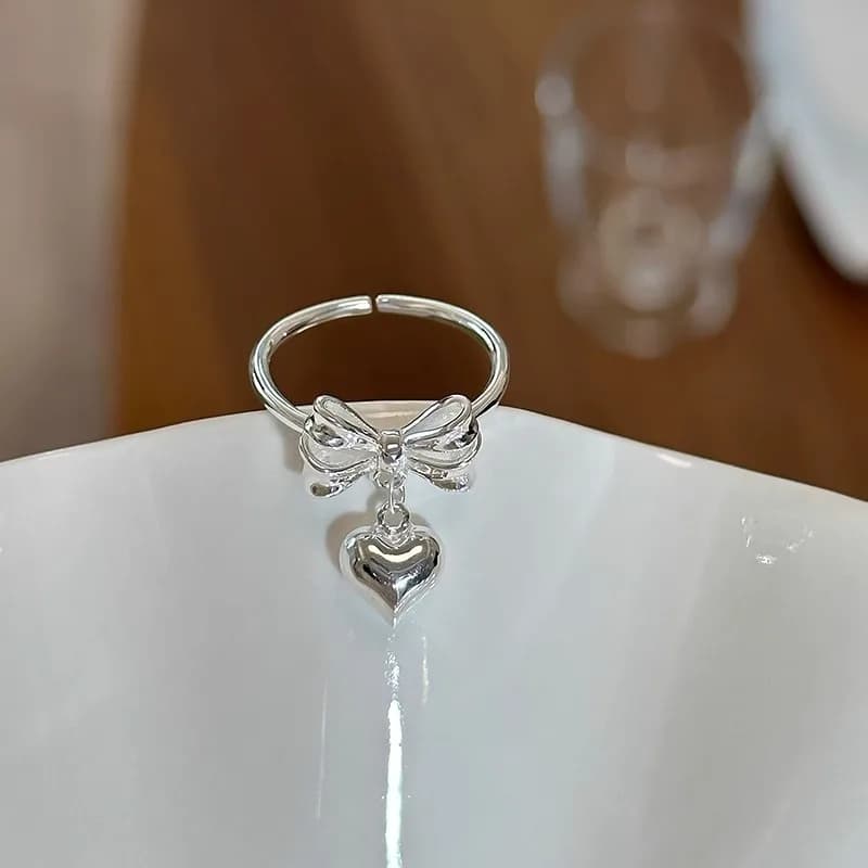 Anello con ciondolo a forma di cuore con fiocco tridimensionale per donna, apertura regolabile, lusso leggero, sensazione di fascia alta, design di nicchia, anello per dito indice, nuovo prodotto