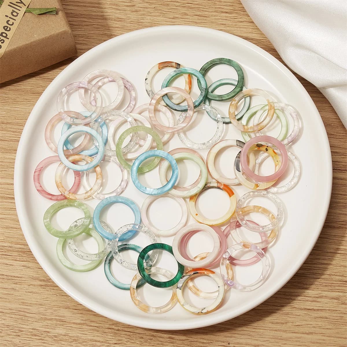 Set di anelli acrilici in resina trasparente colorata per le donne Anelli per dito a cerchio rotondo geometrico dolce stile coreano Regalo di gioielli estivi