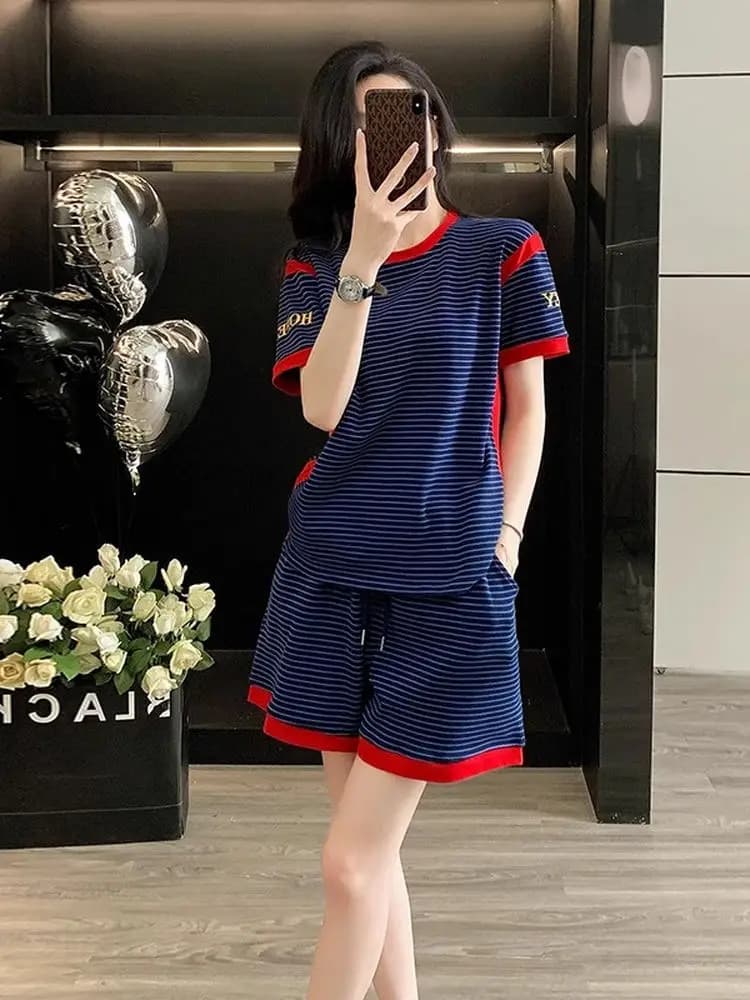 Completo sportivo casual da donna Estate 2026, due pezzi in cotone con girocollo, pantaloncini a vita alta e maglia a maniche corte, effetto allungante