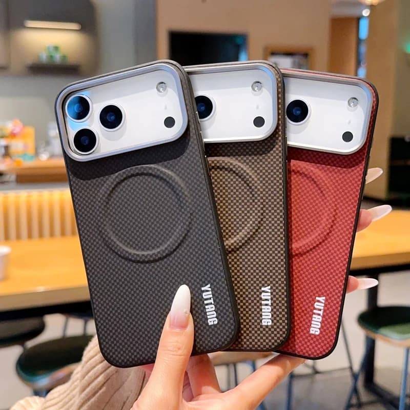 Custodia Magnetica in Pelle PU con Texture in Fibra di Carbonio e Bottoni Metallici per iPhone 17, 16, 15 Pro Max, 17 Air