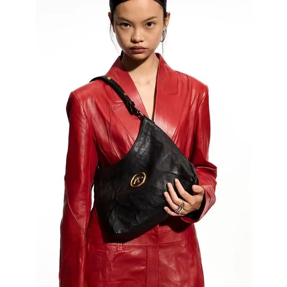 Grotto 2026 Nuova borsa Genere-Neutro Hobo Piccola pietra nera-Rughe Tote Spalla Crossbody Ascelle Morbida pelle Freccia