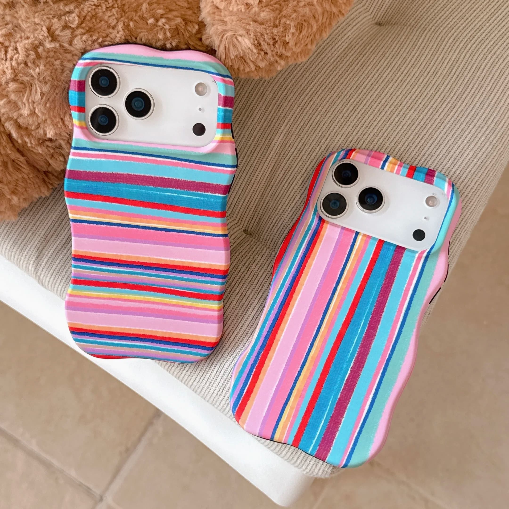 Custodia per telefono 2 in 1 in TPU+PC con strisce arcobaleno colorate per iPhone 13 14 15 16 17 Pro Max, bordi ondulati, confortevole al tatto, antiurto