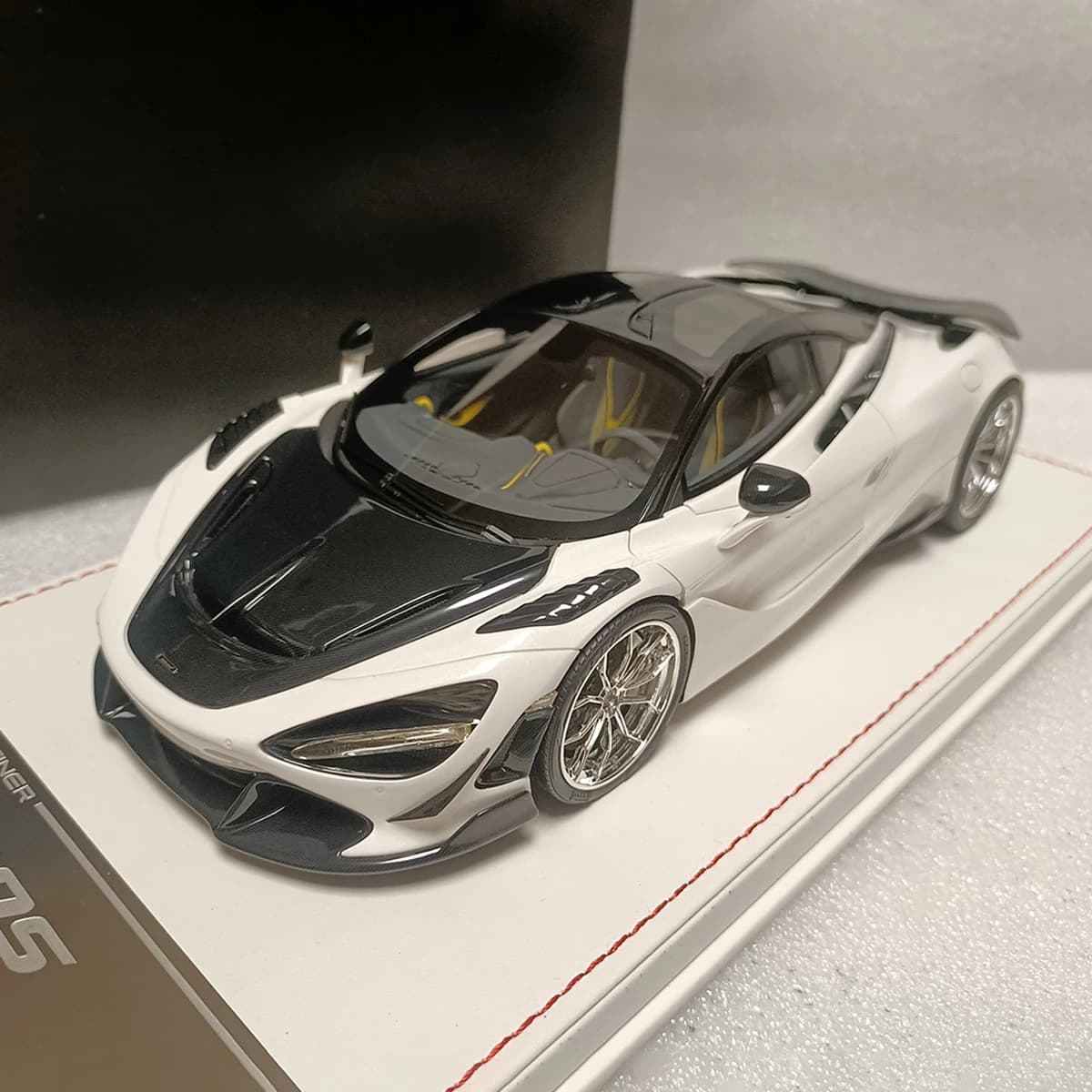 Dino DM 1:18 Scale Resin White Mclaren 720S Supercar Toys Cars Model Classics Nostalgia Adult Souvenir Gifts Static Display