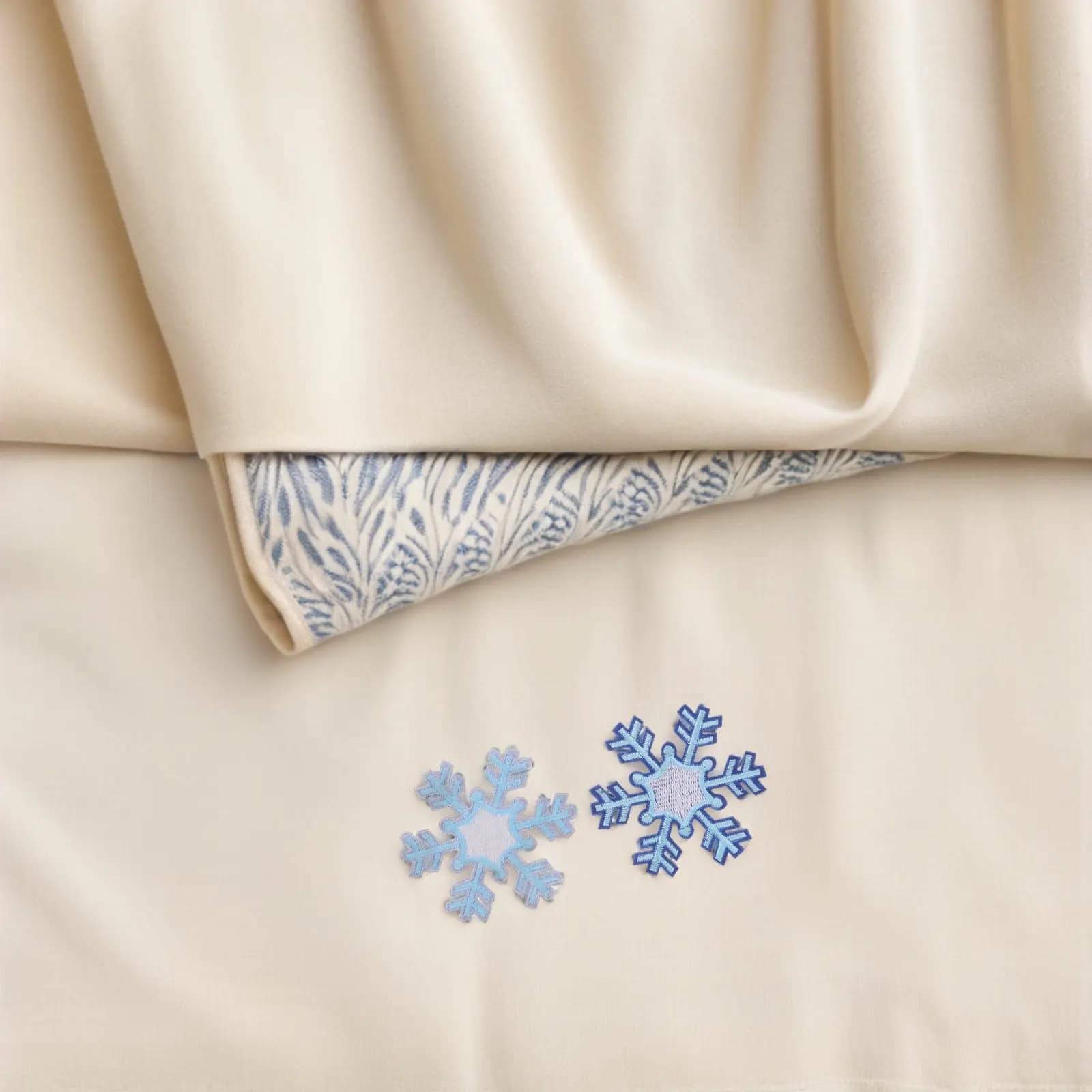 8Pcs Snowflake Embroidery Sew on Patches Clothes Hats Backpacks Winter Fabric Applique DIY Repair Decor Embroidery Cloth Patches