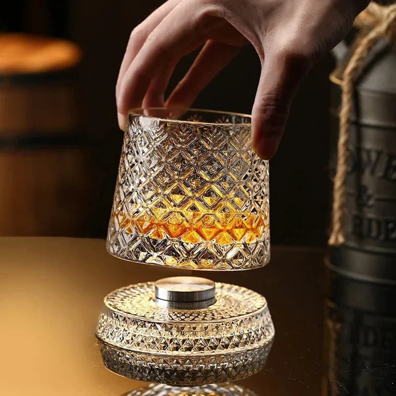 Bicchieri da whisky rotanti con base in vetro, rotazione di 360 gradi, vetro di rum di cristallo per cocktail party potabile