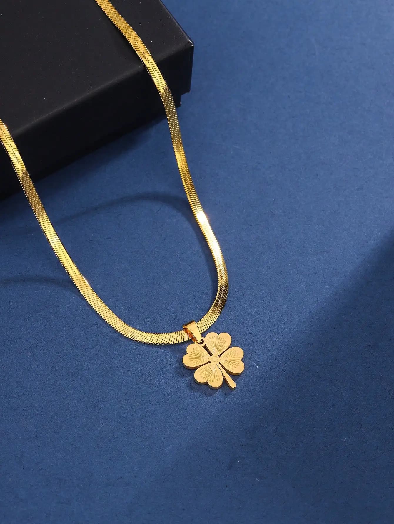 Collana a Catena a Spina di Pesce in Acciaio Inossidabile Placcato Oro con Ciondolo a Quadrifoglio