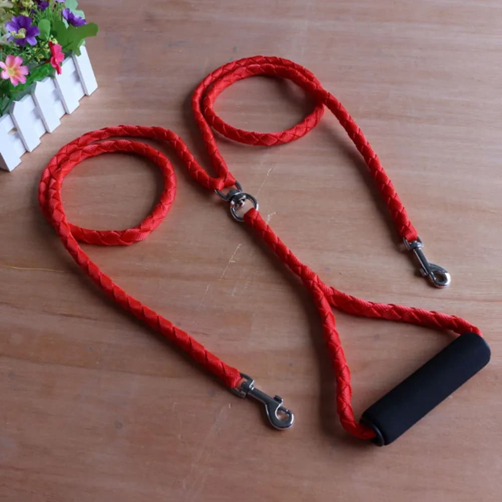 Guinzaglio per cani di piccola e media taglia, rosso, doppio, resistente, con catena per passeggiate, chiusura robusta e impugnatura di controllo.
