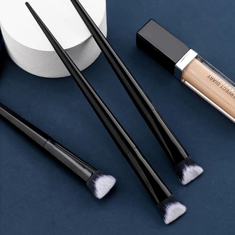 1 multifunctional brush for concealer and make-up, 2 inclined cosmetic brushes for liquid foundation and contouring cream, facial make-up tools