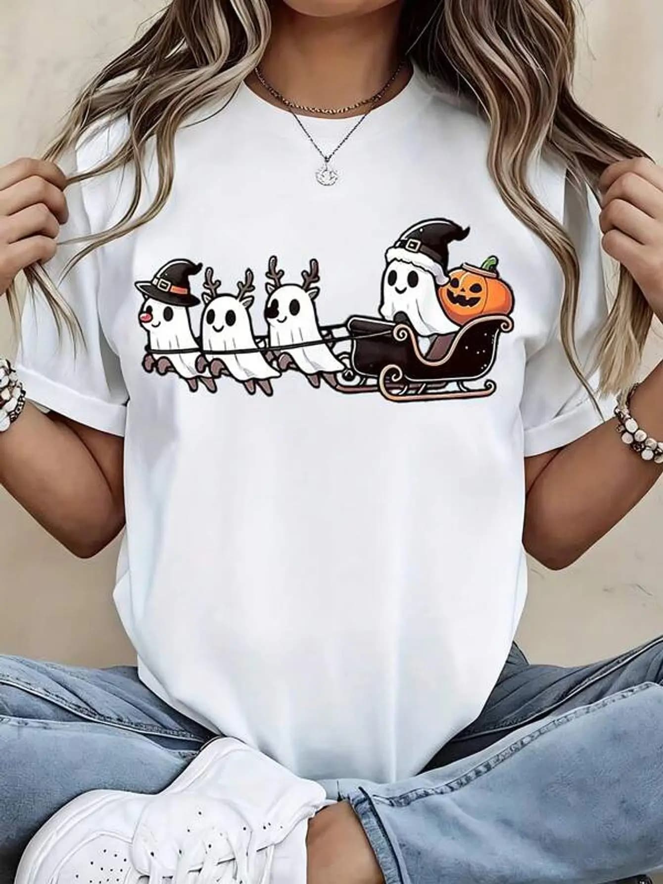 White Halloween Ghosts Sleigh T-Shirt With Cute Cartoon Ghosts And Pumpkin Sleigh Print, Perfect For Halloween Party And Autumn Casual Wear