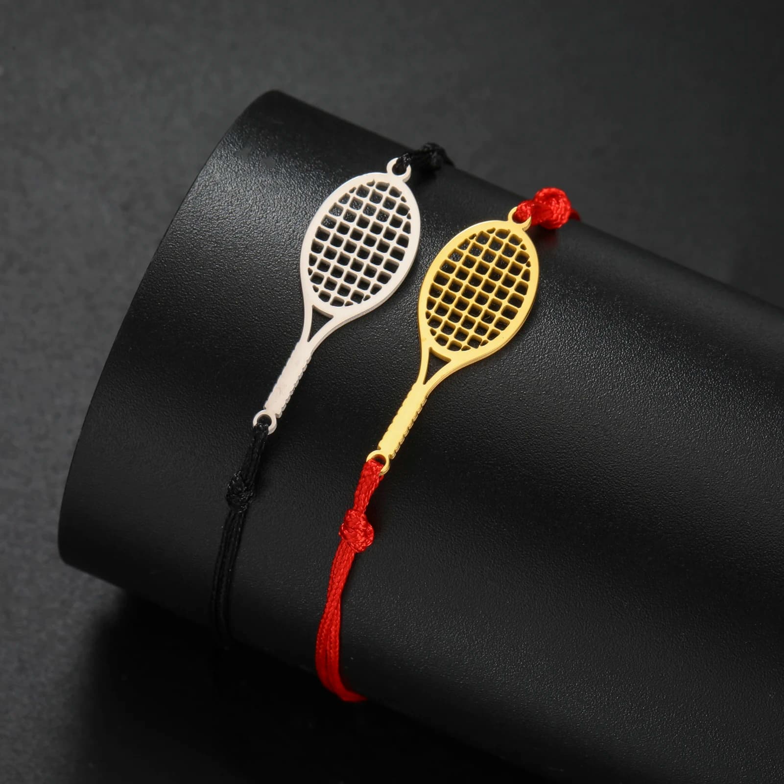 Dreamtimes Braccialetti per racchette da badminton da tennis intrecciati a mano Lucky Black Red Rope Sport Ciondolo in acciaio inossidabile Regalo di gioielli con ciondoli