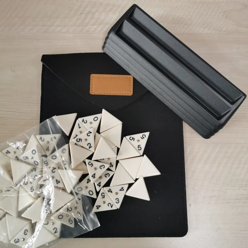 Gioco di piccoli domino Host un gioco di raccolta di famiglia Gioco da tavolo classico Triangolo Marchio Melamine Dominoes Numero di carte Carte da gioco