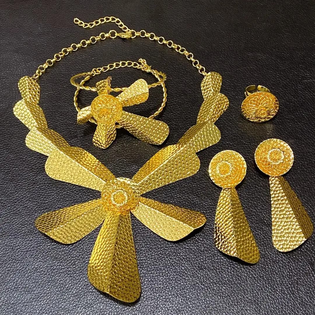 Set di gioielli Wight con fiore enorme alla moda di lusso per le donne Splendido set di gioielli da 4 pezzi con collana, bracciale, orecchini, anello