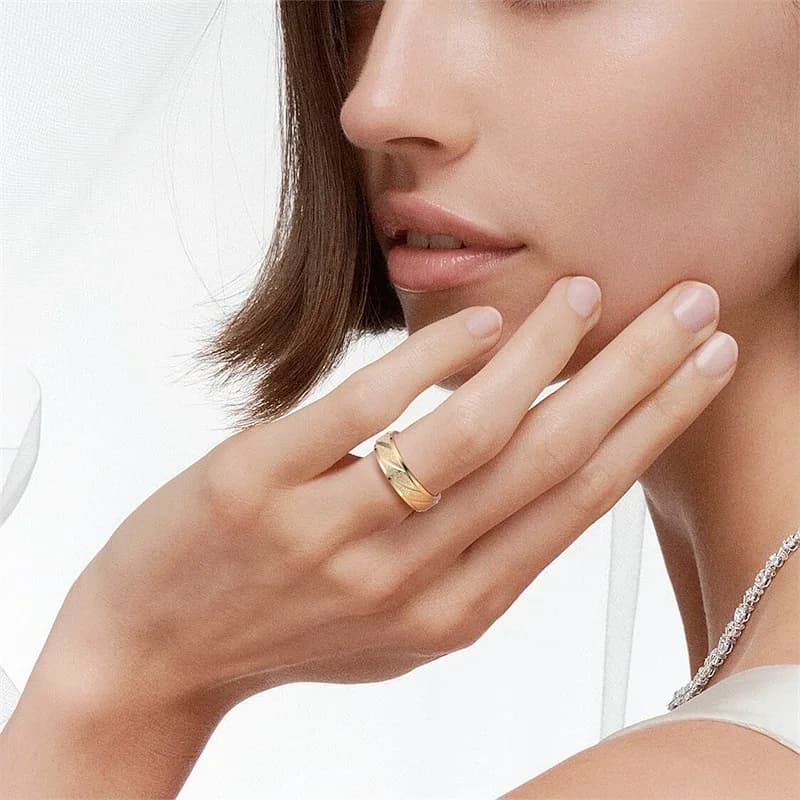 Nuovo anello di fidanzamento di nicchia per coppia, anello versatile di lusso leggero, set di anelli da donna in acciaio al titanio, stile di nicchia di alta gamma