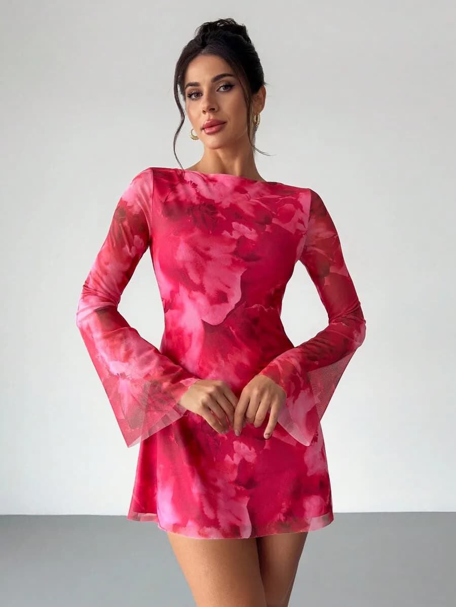 Miniabito floreale rosa vibrante in tessuto velato con scollo a barchetta, maniche a campana, vita arricciata e orlo svasato, ideale per feste o eventi festivi