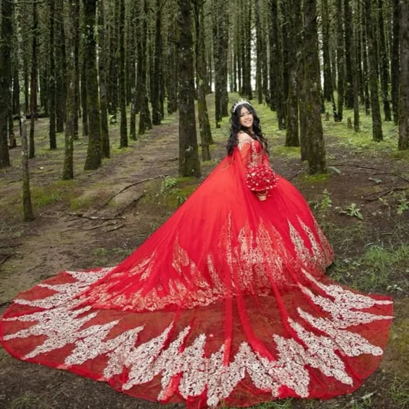 Abito Quinceanera rosso Decalcomania con paillettes dorate Coda lunga con spalle scoperte Stratificazione Abiti da 15 Quinceanera Personalizza