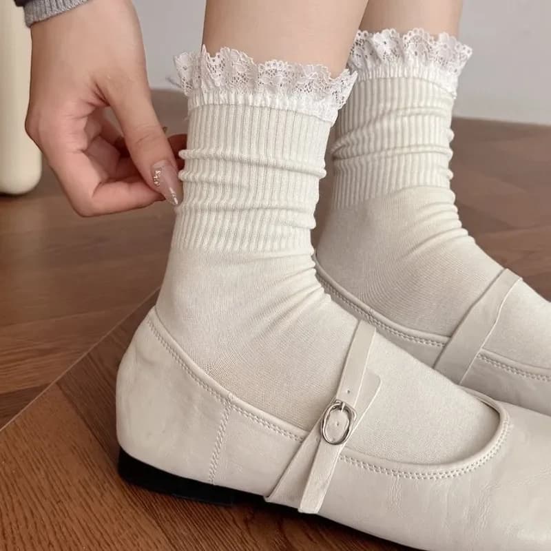2026 Mekki early autumn new women's Korean small lace hollow white boneless casual mid-tube stacking socks