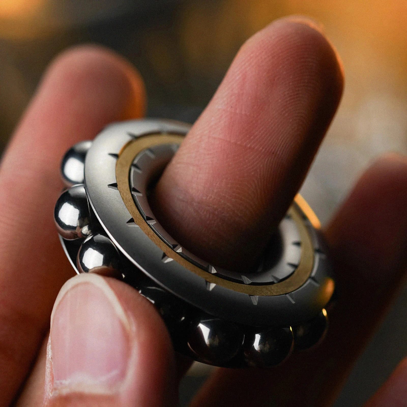 Giocattolo EDC Cyberpunk Anello con perline di preghiera Fidget Spinner Anello meccanico rotante con punta delle dita Giocattolo anti-ansia per alleviare lo stress per adulti