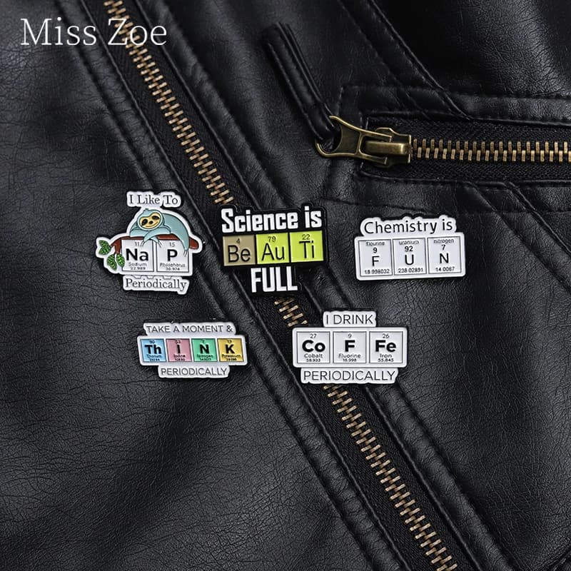 Tavola periodica dell'elemento smalto Pin scienza Magic farmacista Gene Strand microscopio spilla distintivo risvolto gioielli regalo per il chimico