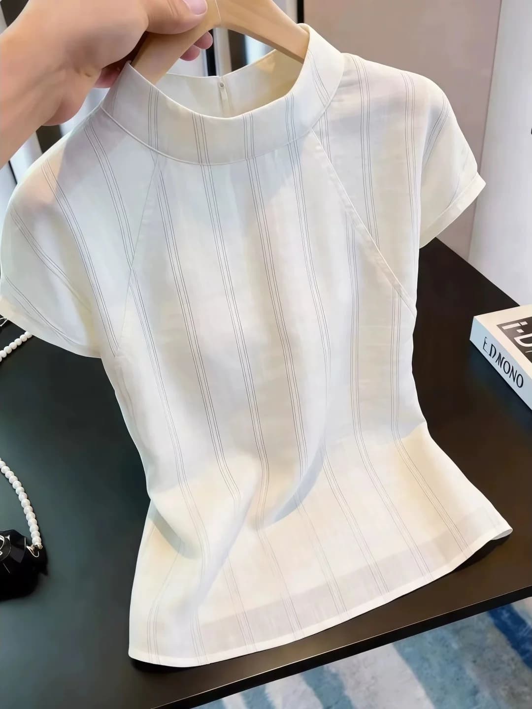 Camicia a Spalle Scoperte Stile Casual, Semplice ed Elegante, Manica Corta, Blusa Estiva di Tendenza con Sensazione di Lusso, Top Popolare, Abbigliamento Femminile