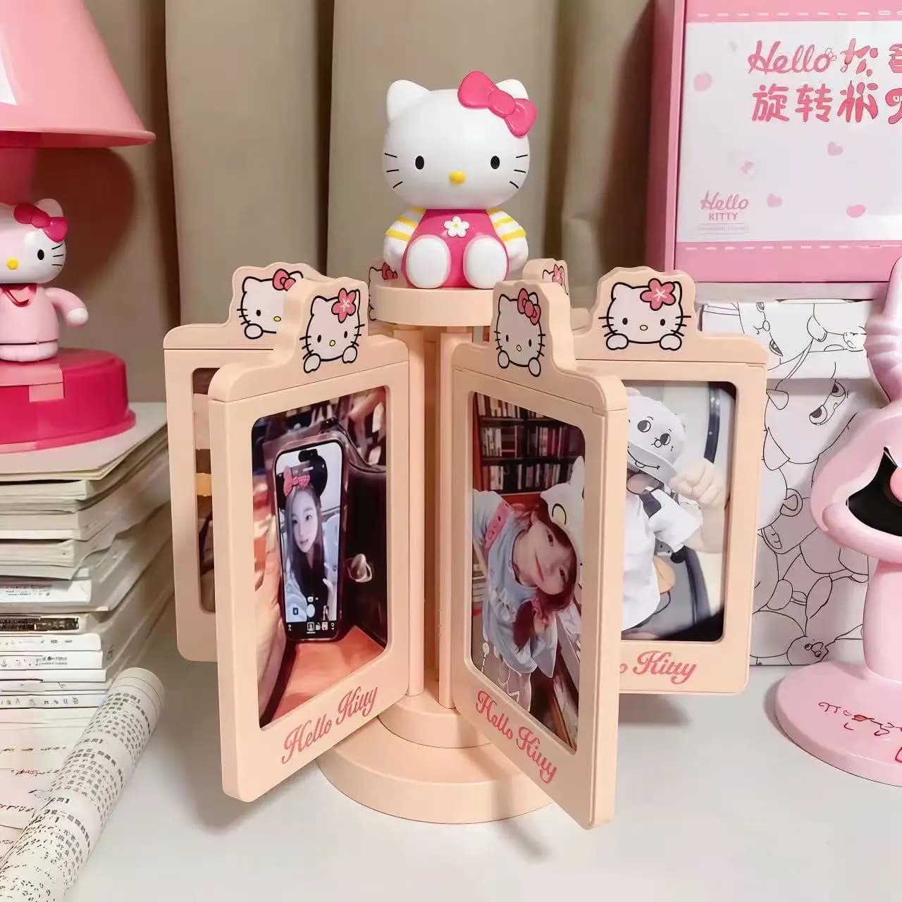 Cornice Fotografica Rotante Hello Kitty per Foto 5x5, Display con Cambio Pagina e Conservazione Immagini, Decorazione da Scrivania, Regalo di Compleanno per Ragazze