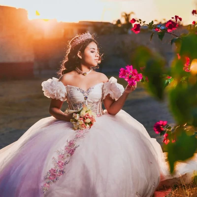 Colore chiaro personalizzato con spalle scoperte Abito Quinceanera applique perline di cristallo Tull Fiore di pizzo abiti da 15 Quinceanera