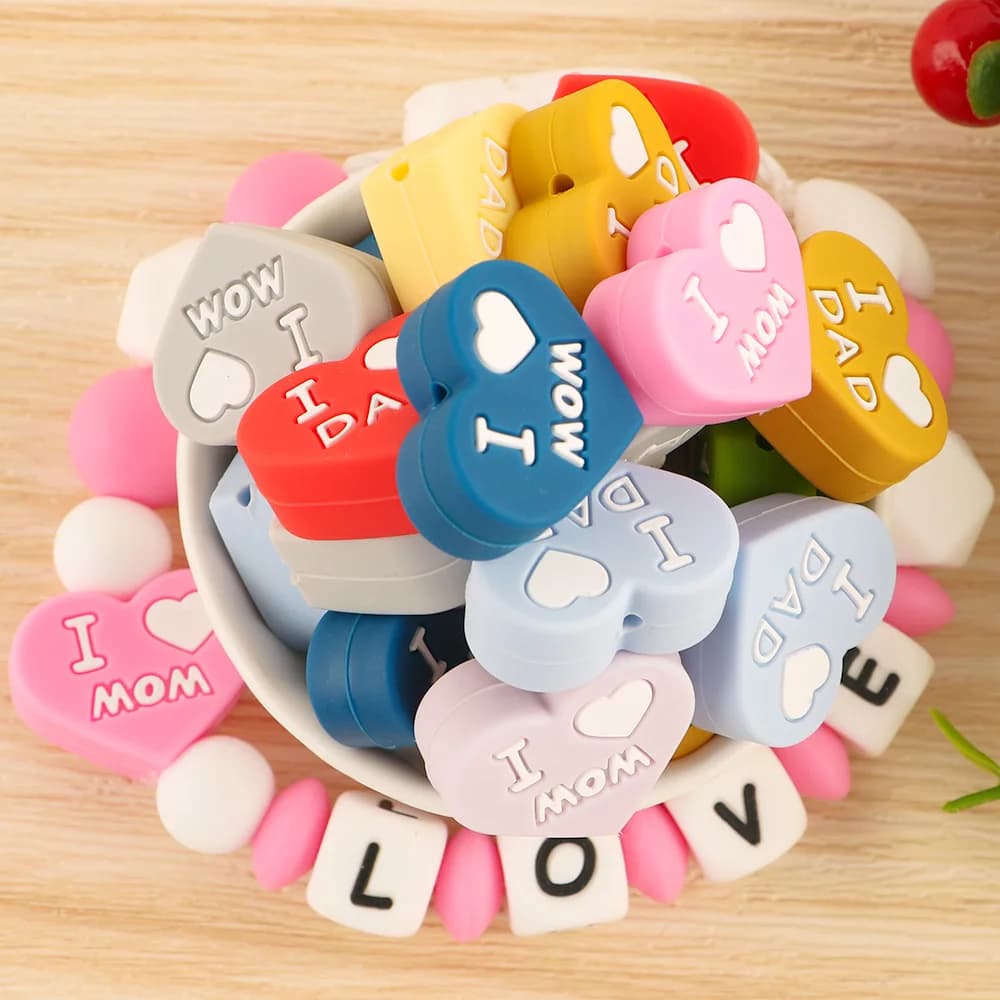 5 pezzi di perline in silicone a forma di cuore Love MOM Dad per la creazione di gioielli, accessori per collane, braccialetti, portachiavi fai da te