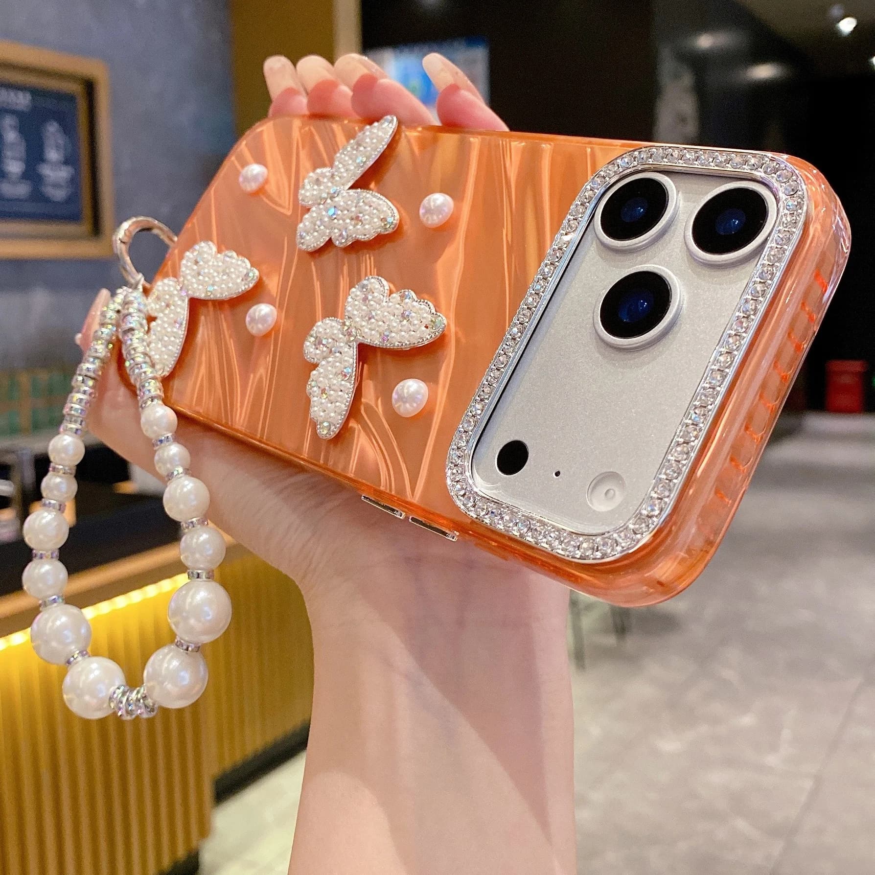 Custodie con farfalla di diamanti per iPhone 17 Pro Max Custodia con braccialetto di perle Funda per iPhone 16 Pro 15ProMax 14Pro 13Pro 12 Custodie di lusso