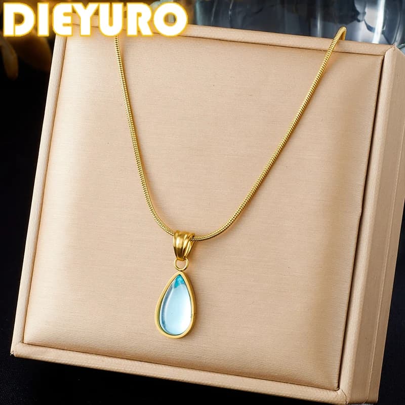 DIEYURO Collana con pendente a goccia d'acqua blu trasparente di lusso leggero in acciaio inossidabile 316L Regalo di gioielli con catena al collo classica alla moda da donna