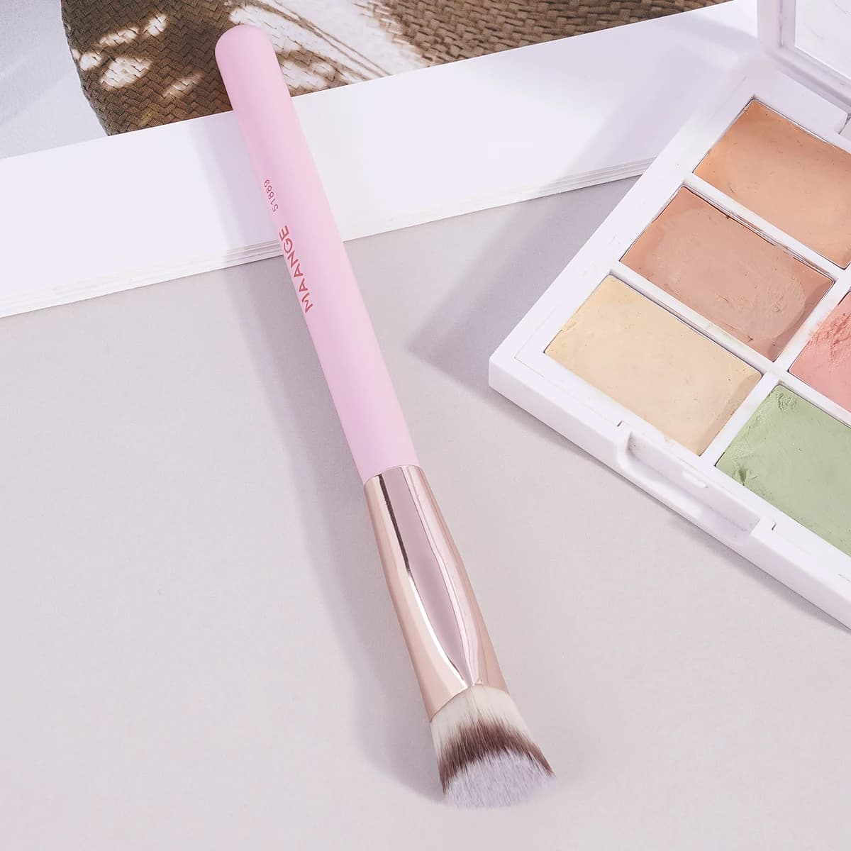 MAANGE Brush for makeup concealer for soft and dense hair Triangular foundation brush for liquid cream mixing that hides cosmetic beauty