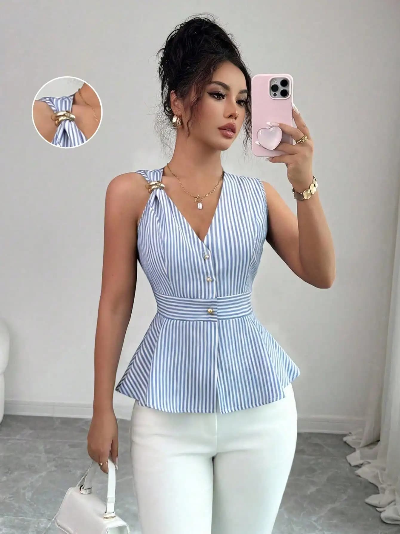 Camicia da Donna Elegante con Fibbia Metallica Decorativa e Spalline Asimmetriche, Design alla Moda