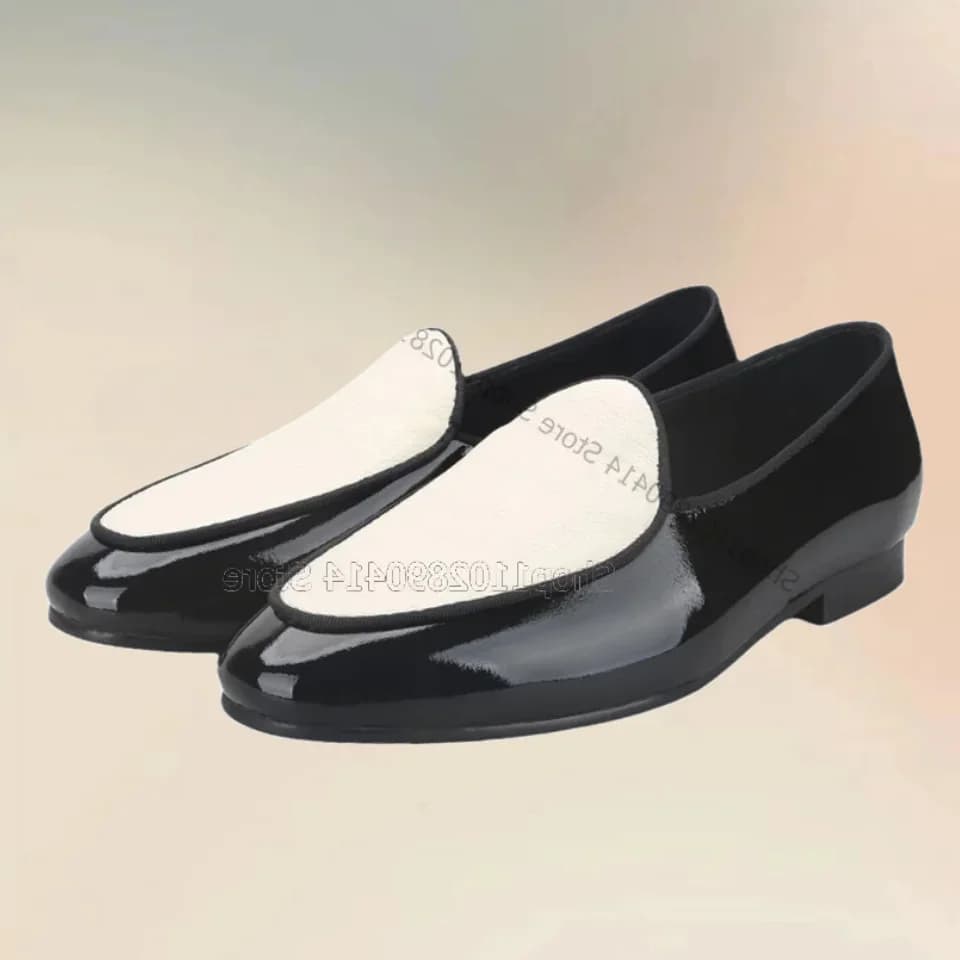 Mocassini in pelle verniciata nera con inserti in pelle bianca opaca, scarpe da uomo alla moda, slip-on, fatte a mano, eleganti, per feste e banchetti.
